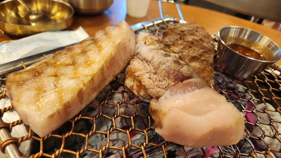 Signature black pork geun-gogi 600g table setup