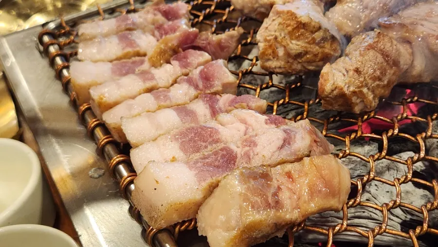 Well-cooked piece of black pork geun-gogi