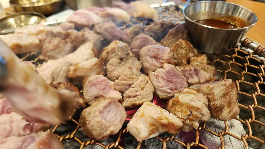Black pork geun-gogi eaten with side dishes