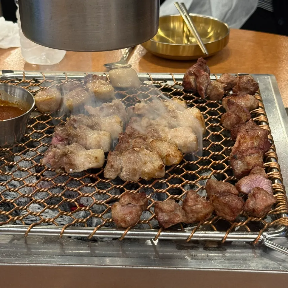 두툼하게 썰려 나온 흑돼지 근고기 상차림