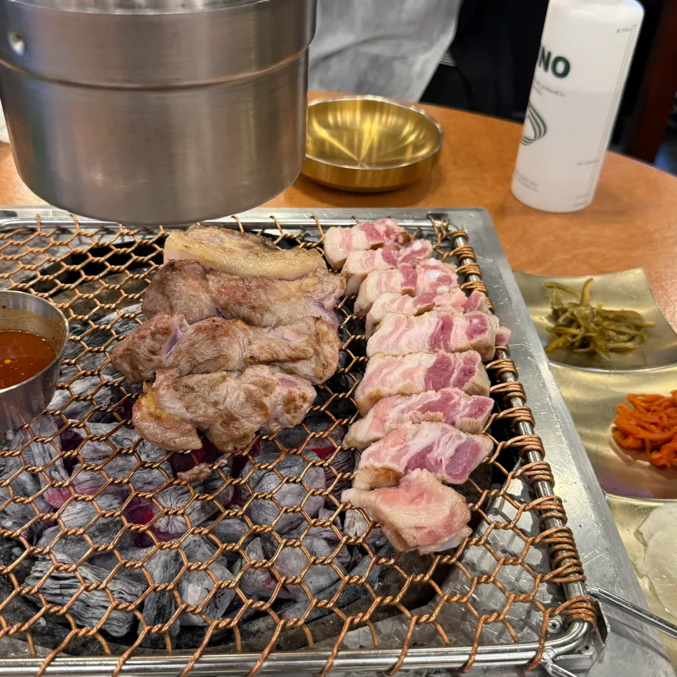 숯불에 구워지는 목살과 삼겹살