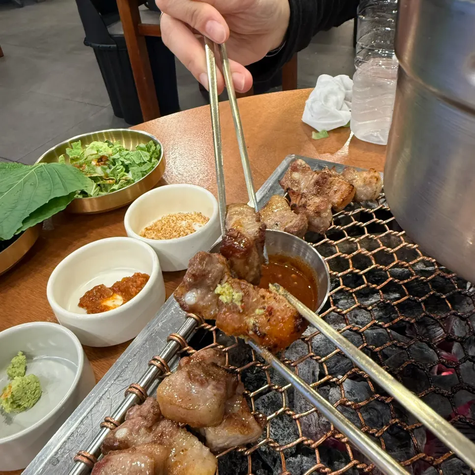 쌈채소와 반찬을 곁들인 고기 상차림