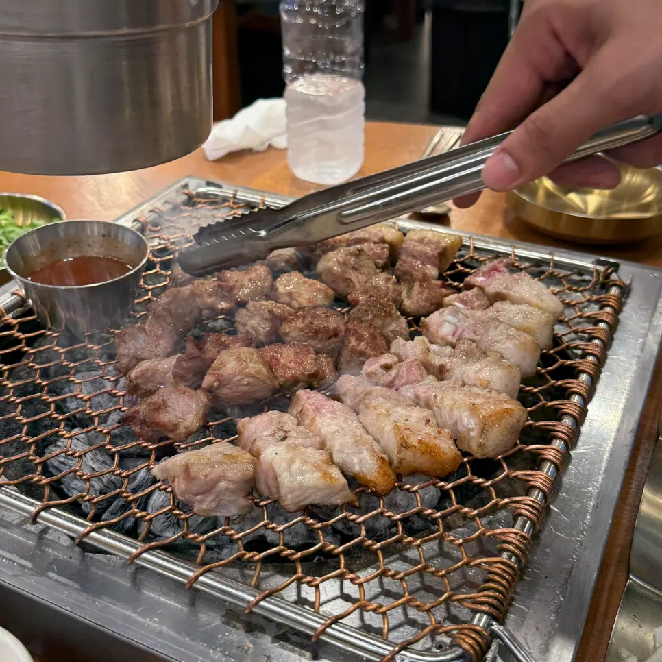 가족 단위로 식사하기 좋은 노포돼지 애월 매장 내부