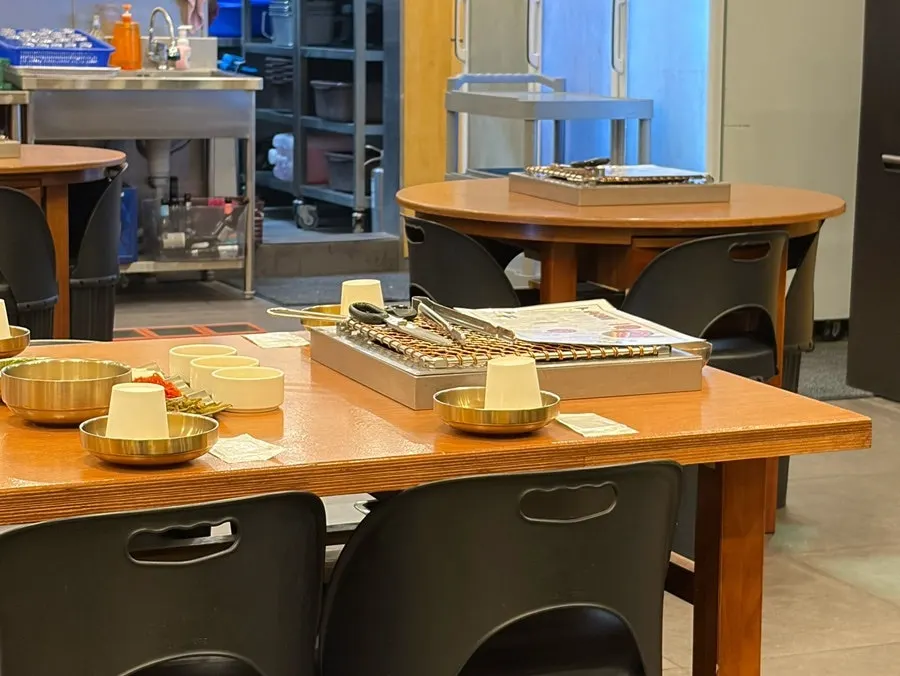 Spacious grill table seating