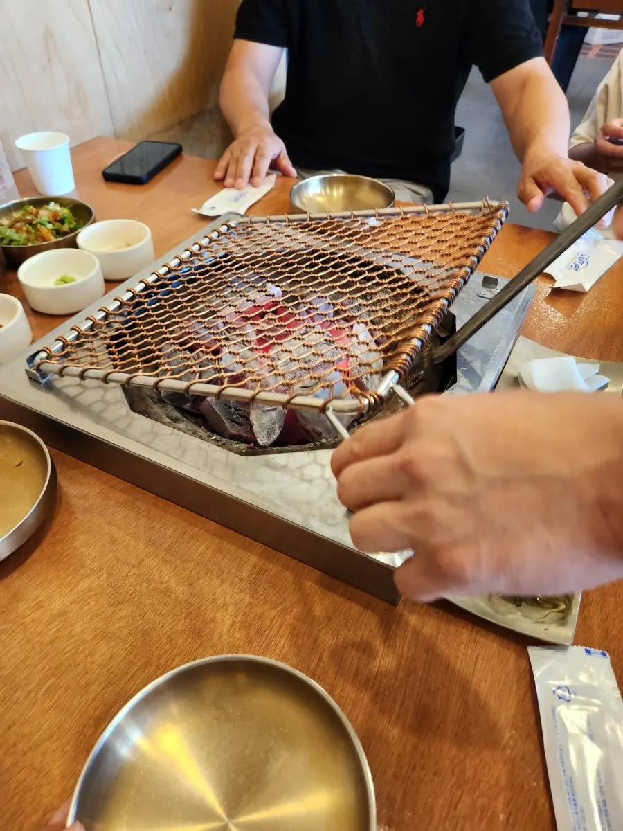 Table setting for the lunch special 3-person set with 600g black pork