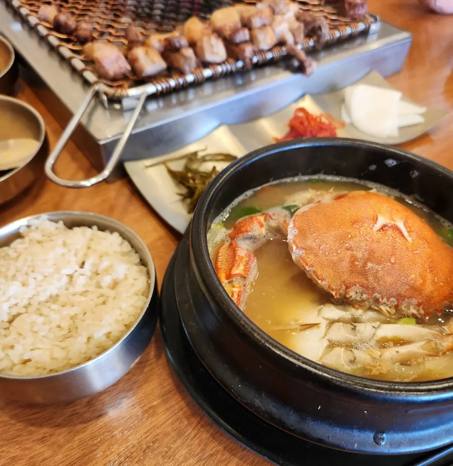 Kelp rice and doenjang stew with a whole crab inside