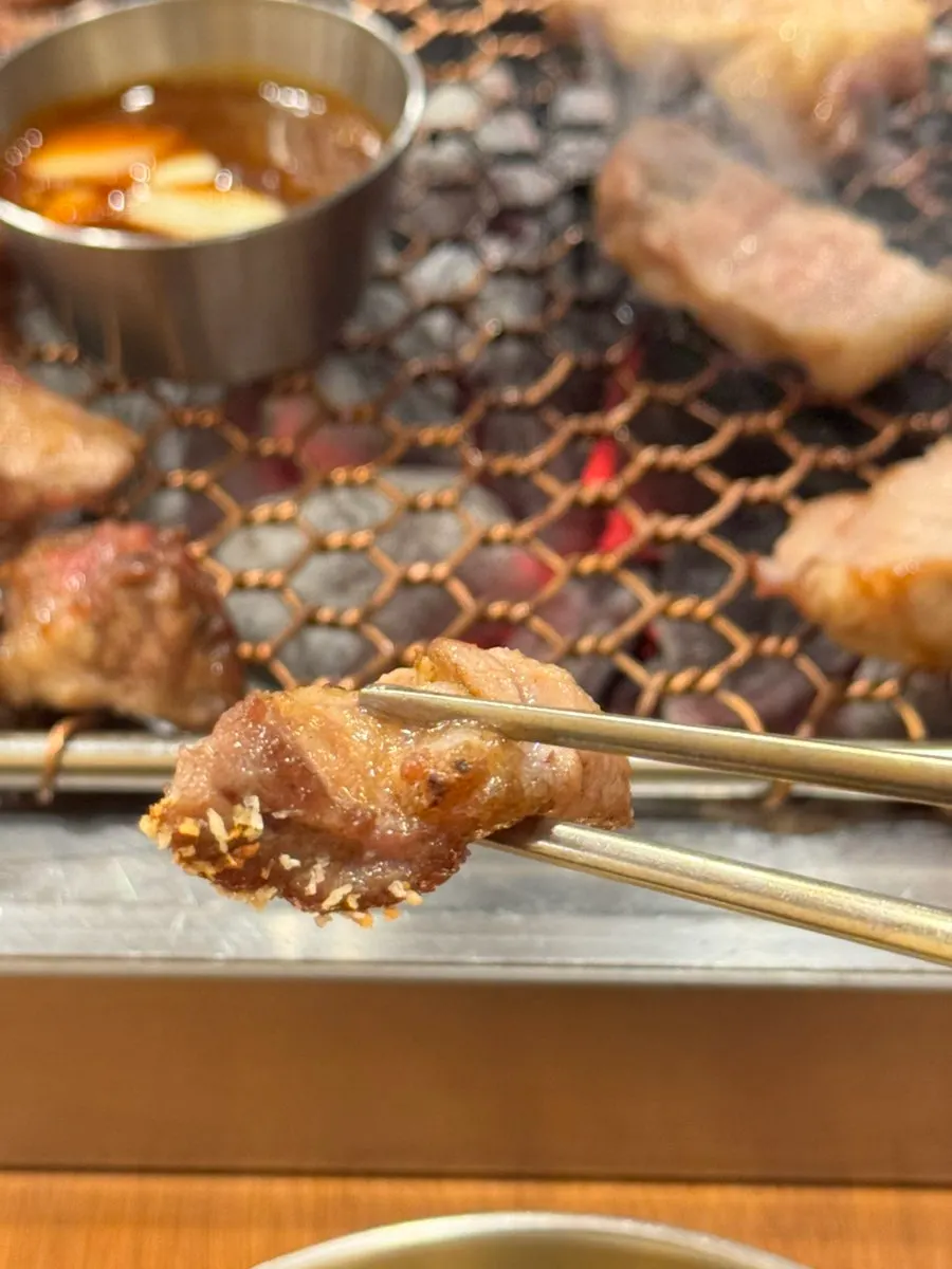 Fully grilled and sliced black pork geun-gogi