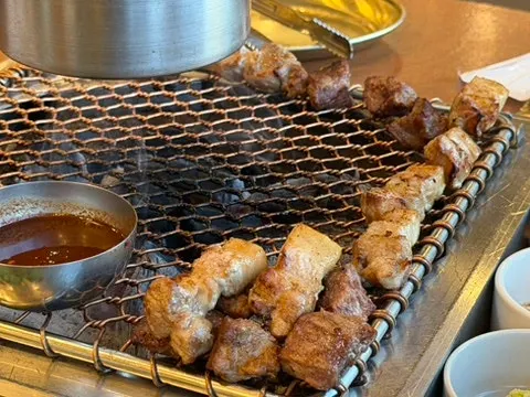 Geungogi cooking alongside side dishes