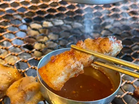 Samgyeopsal dipped in breadcrumb-fried salt
