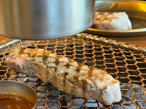 Black pork samgyeopsal dipped in once-boiled melated