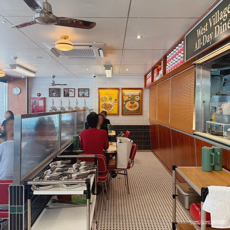 Table seating at Nora's Sinsa