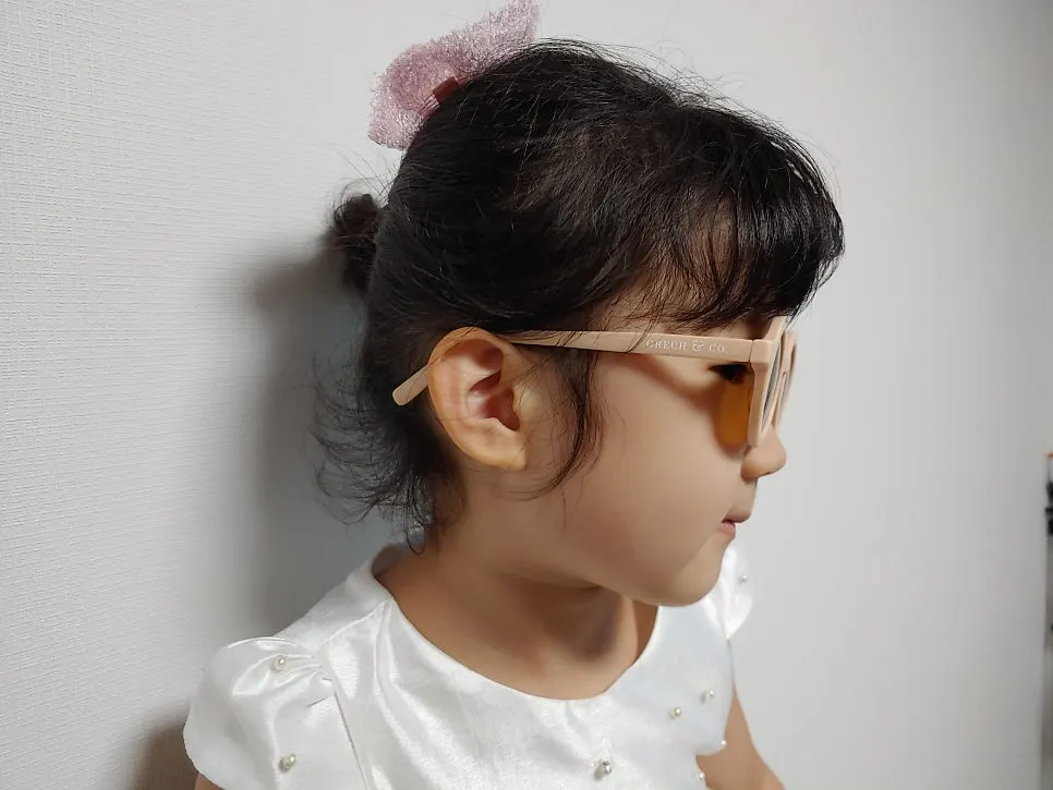Side view of kids’ glasses with stable nose pads