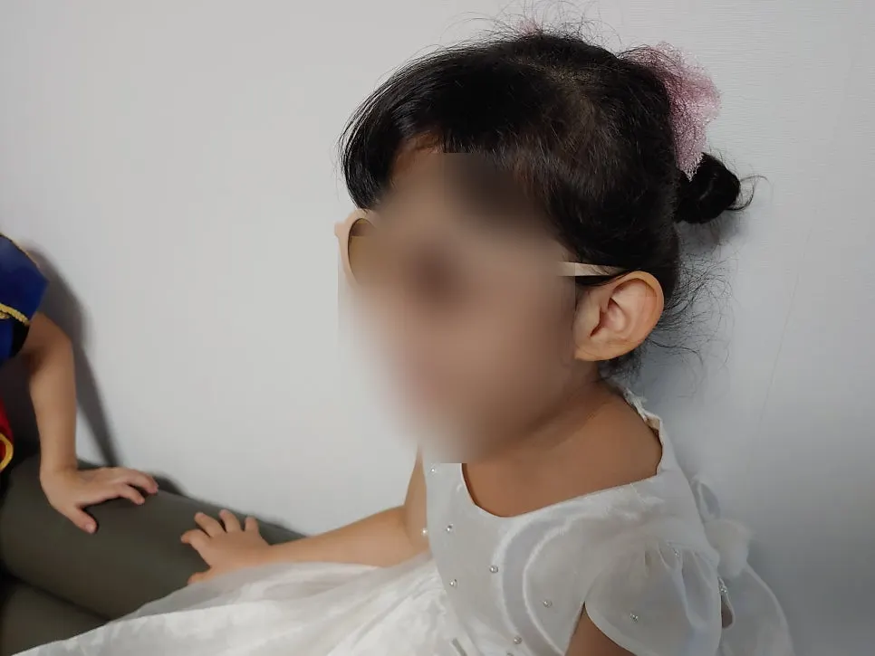 幼児用サングラスの着用の様子