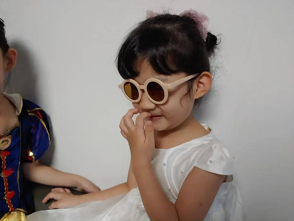 Side view of kids’ glasses that fit a child well