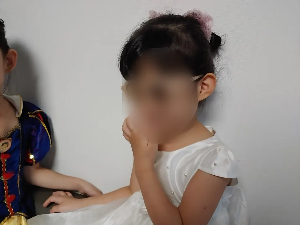 子供によく合うキッズメガネの横顔