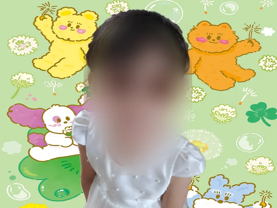子供らしい背景と幼児用サングラス