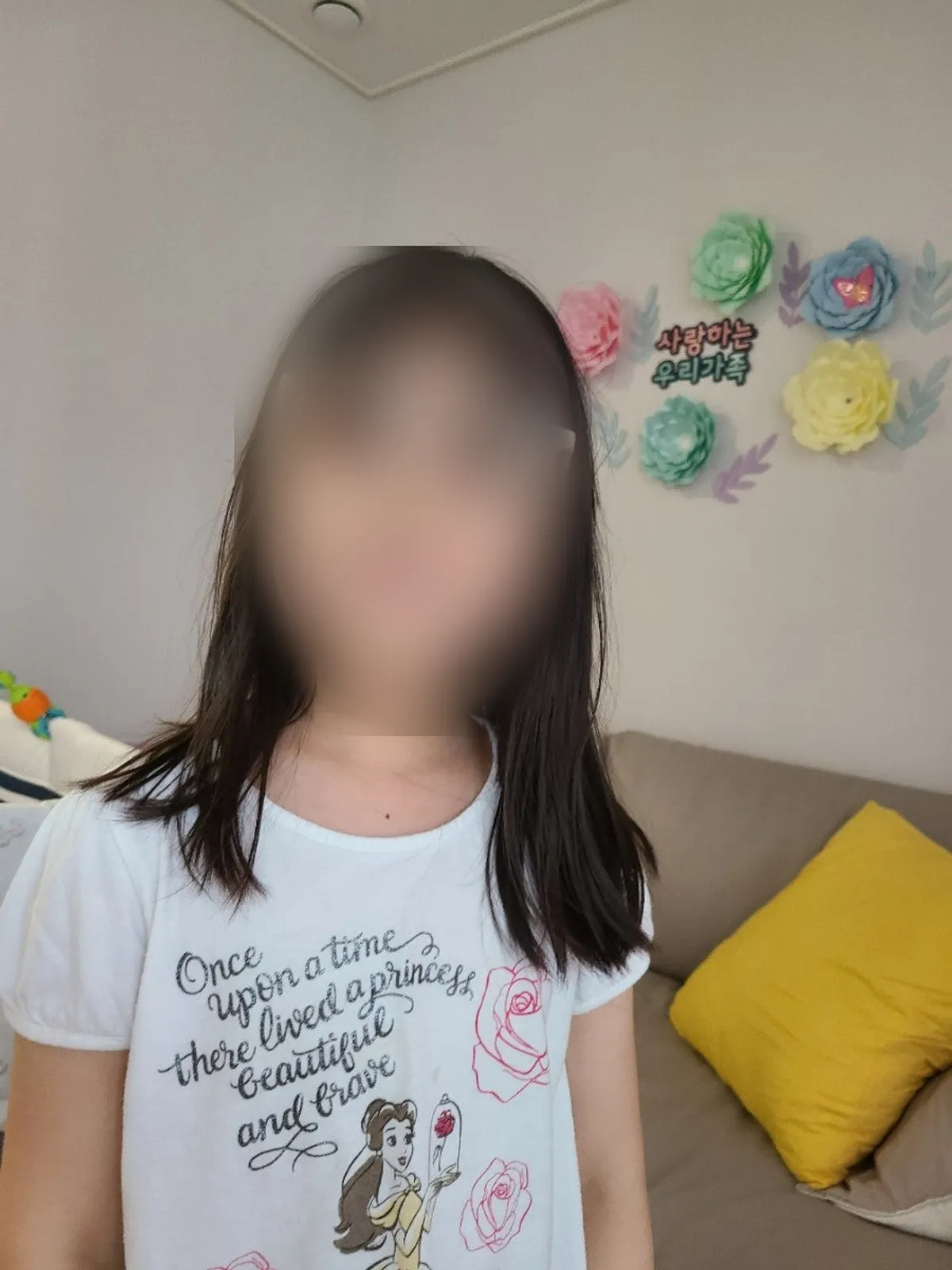 子供用サングラスを着けて喜ぶ子どもの写真
