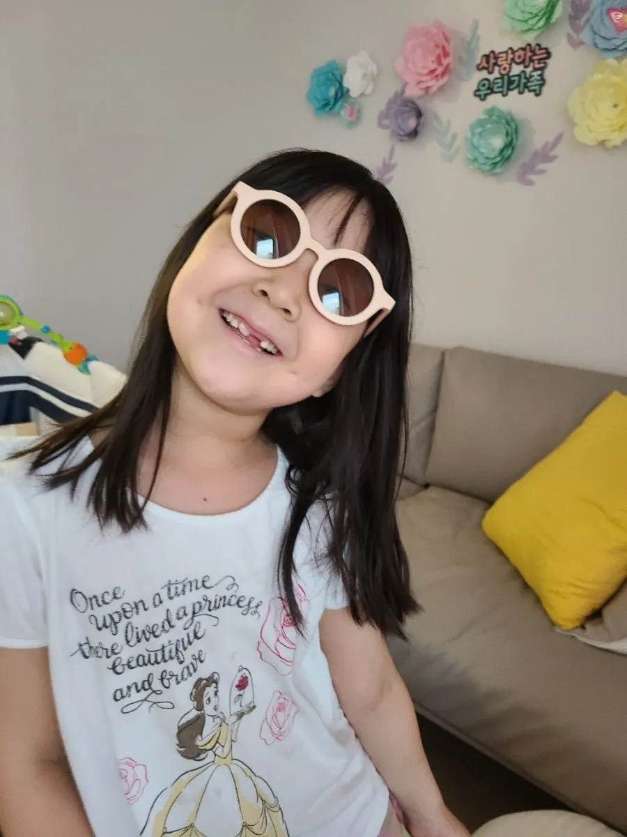 Child after putting on children’s sunglasses