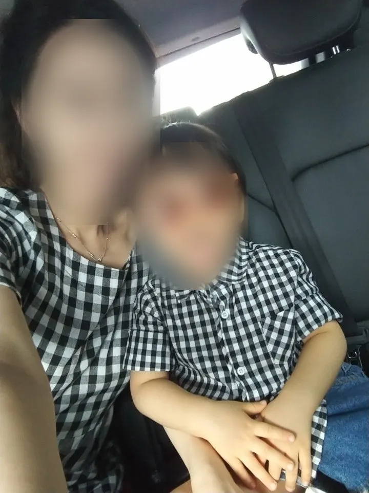キッズサングラスの紹介を始める写真