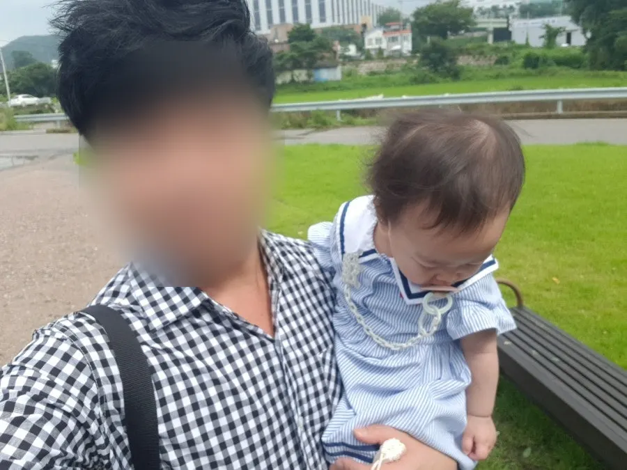 日差しの下で子どもがサングラスをかけている様子