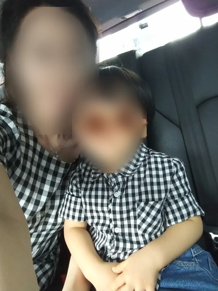 母と子のサングラス自撮り遊びの様子