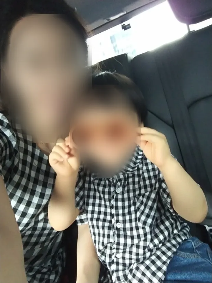サングラスを逆さにかけた子どもの様子