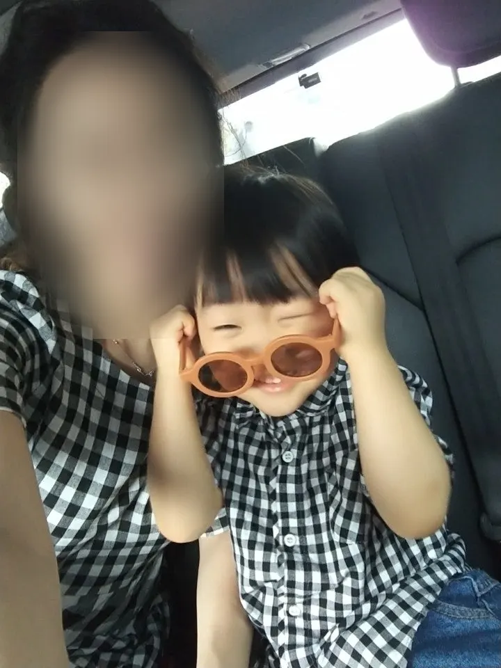 サングラスをかけ直そうとする子どもの様子