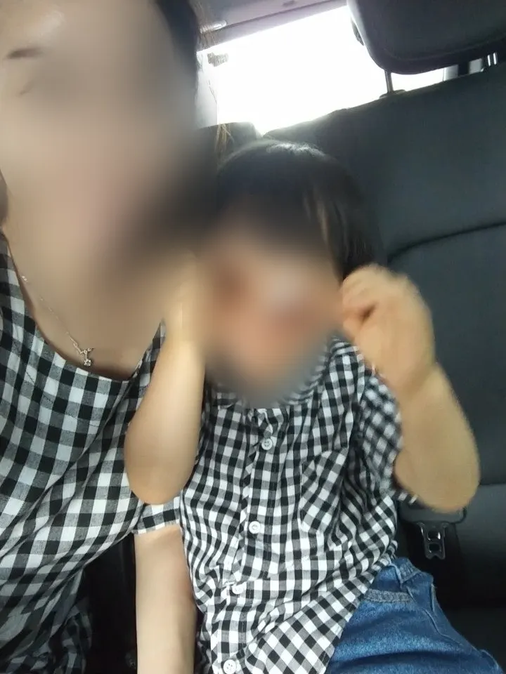 サングラスでポーズをとる子どもの様子