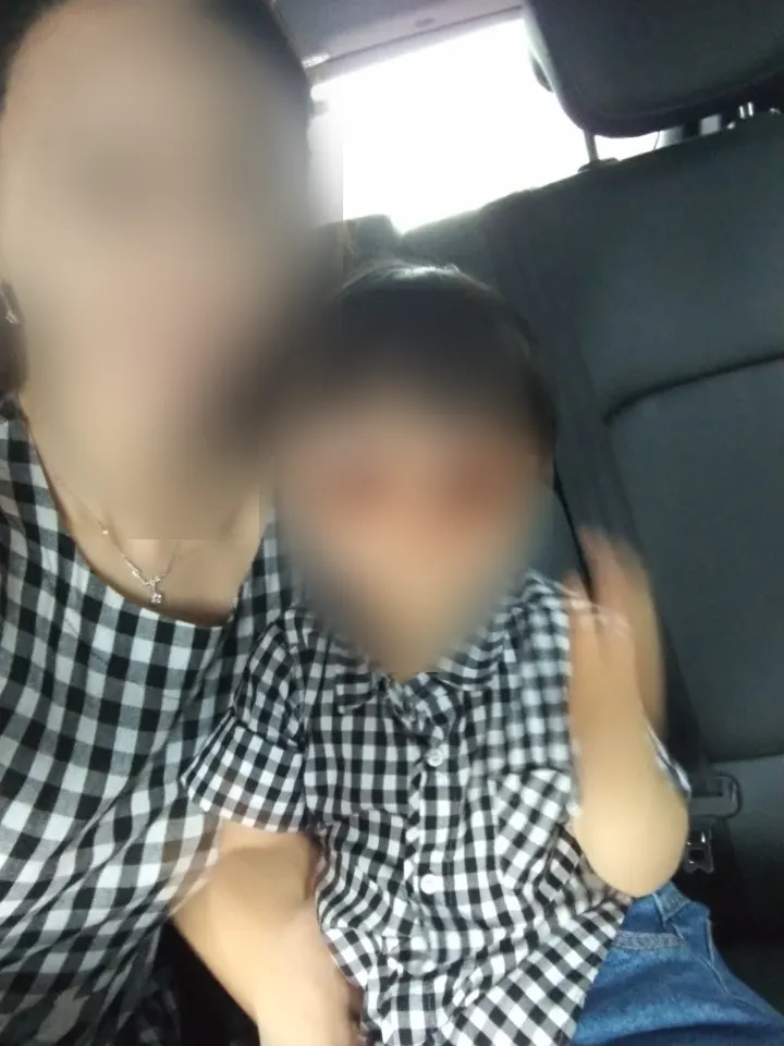 サングラスを気に入っている子どもの様子