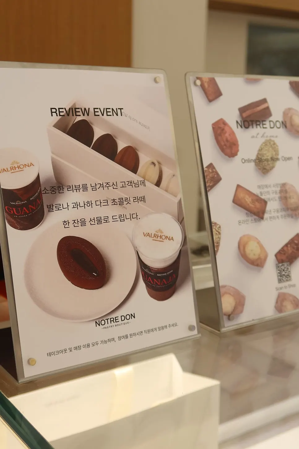 노틀던 테이블 위 디저트와 음료