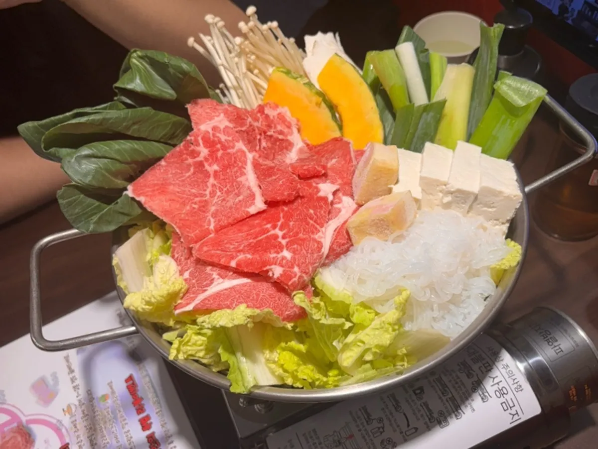 녹차와 기본 반찬이 준비된 초메 셀프바