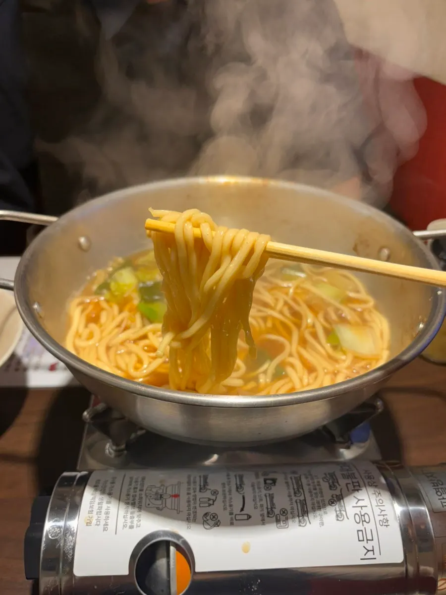 국물에 끓인 수제 생면 면사리
