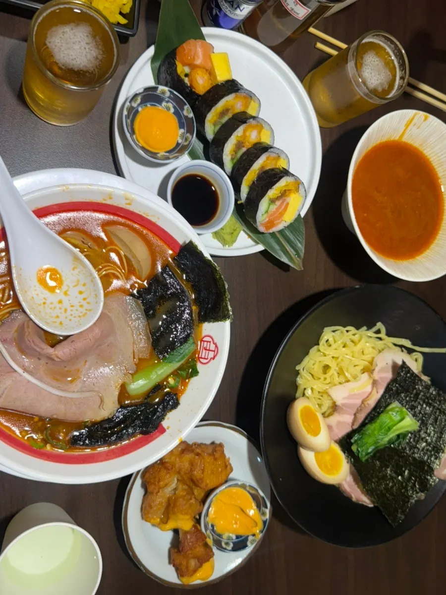 카라이라멘과 초케멘 세트, 후토마끼가 차려진 한상