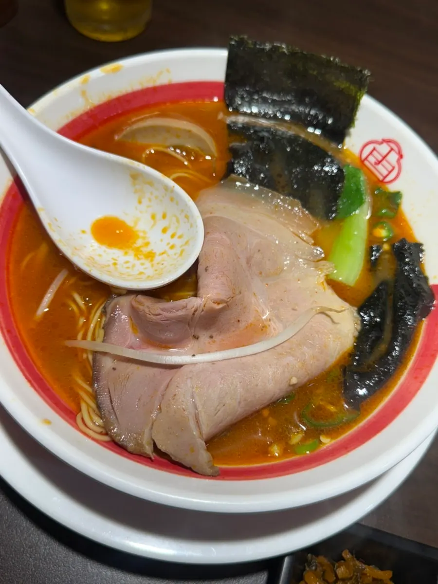 젓가락으로 들어 올린 카라이라멘 차슈