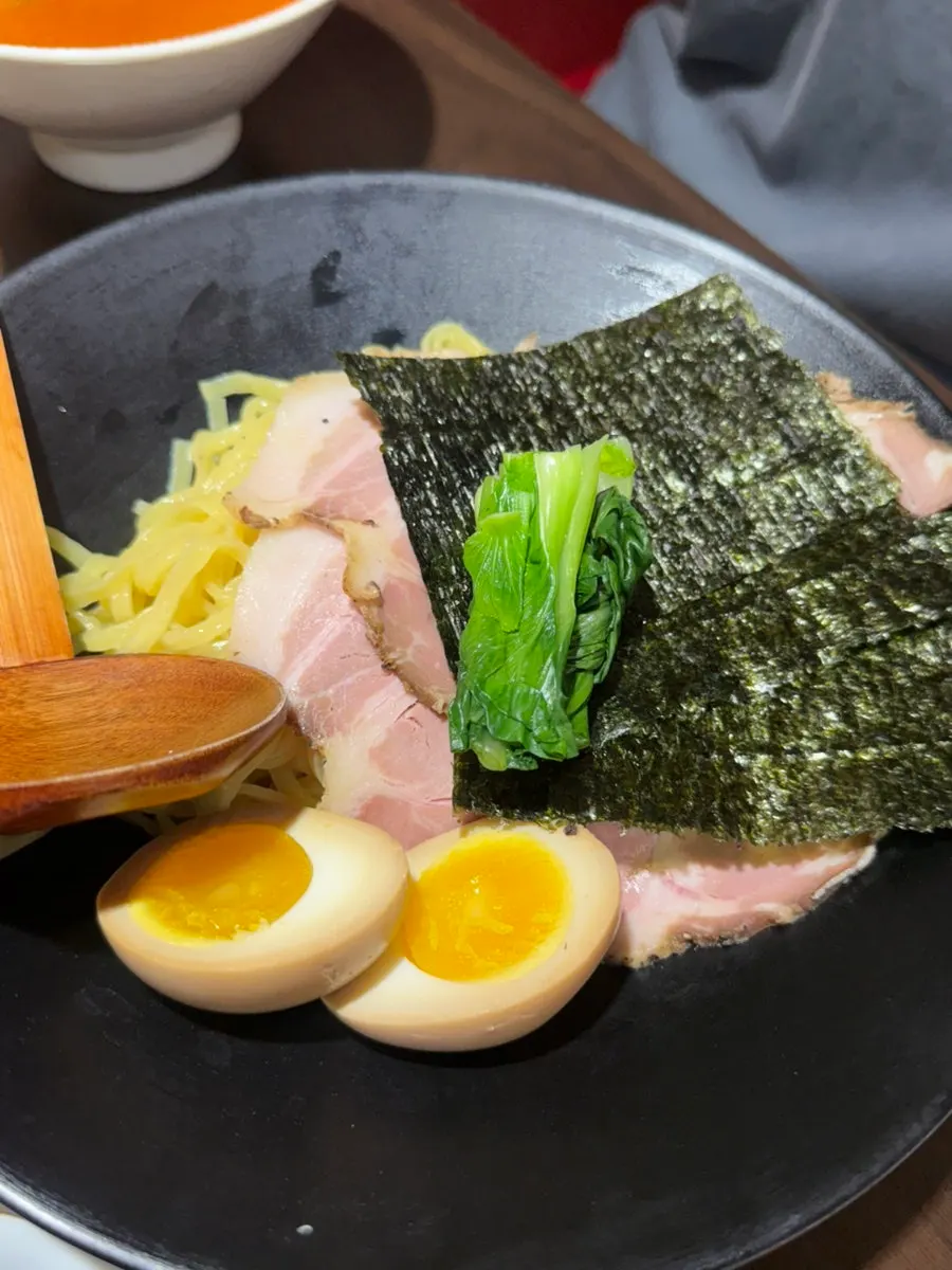 차슈와 반숙계란이 올라간 초케멘 면 그릇
