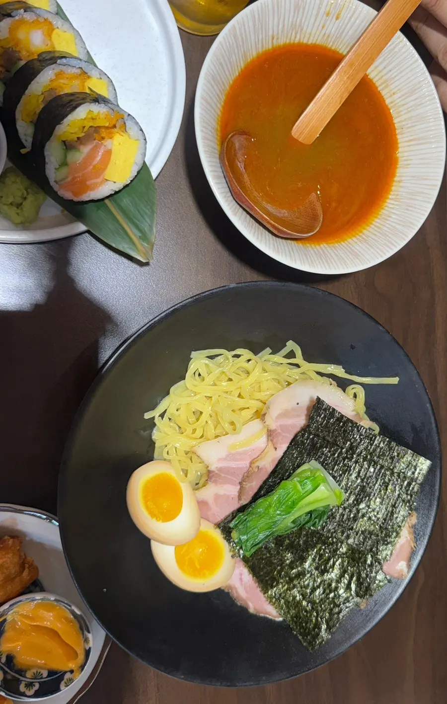 초케멘 면을 소스에 찍어 먹는 모습