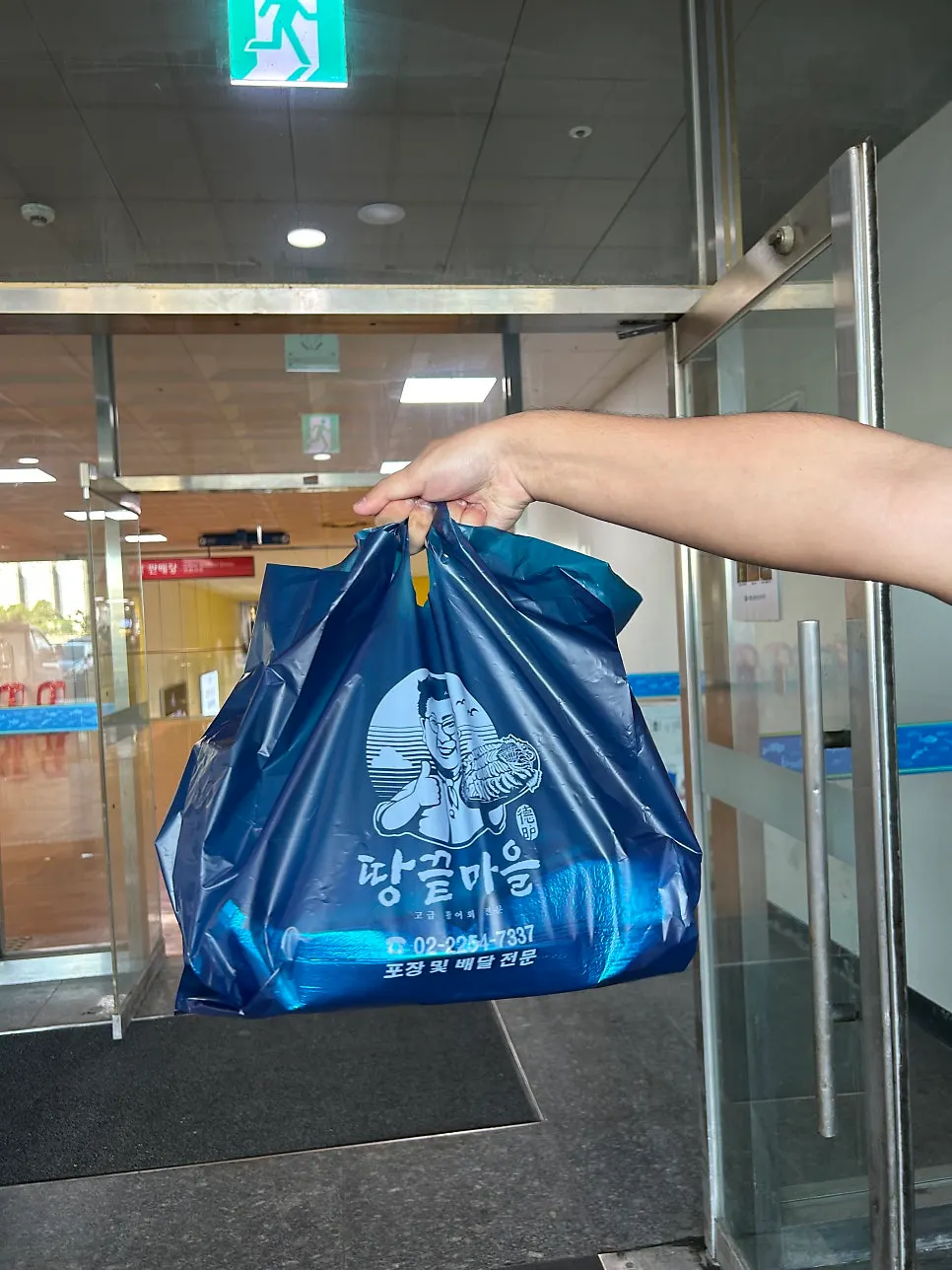 세로로 담은 활어회 접시