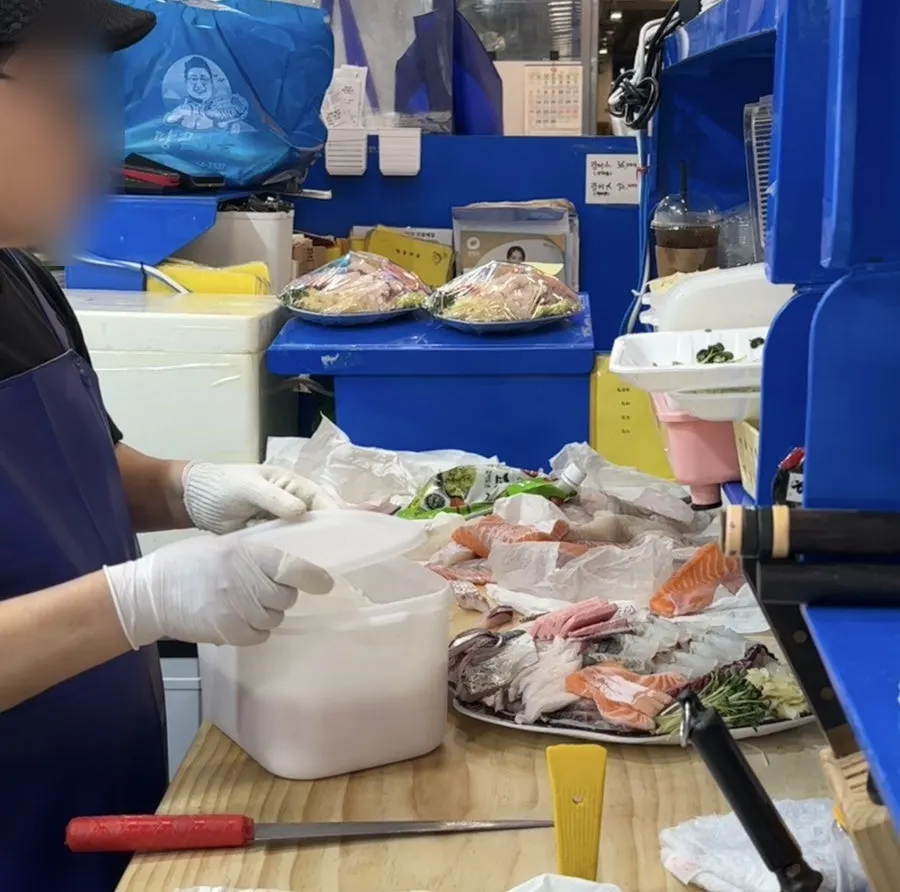 포장된 회가 놓인 매대와 손질 공간