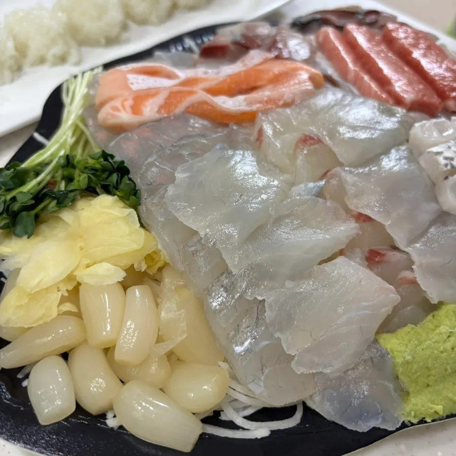 감성돔 대광어 대참돔이 담긴 고급회 접시