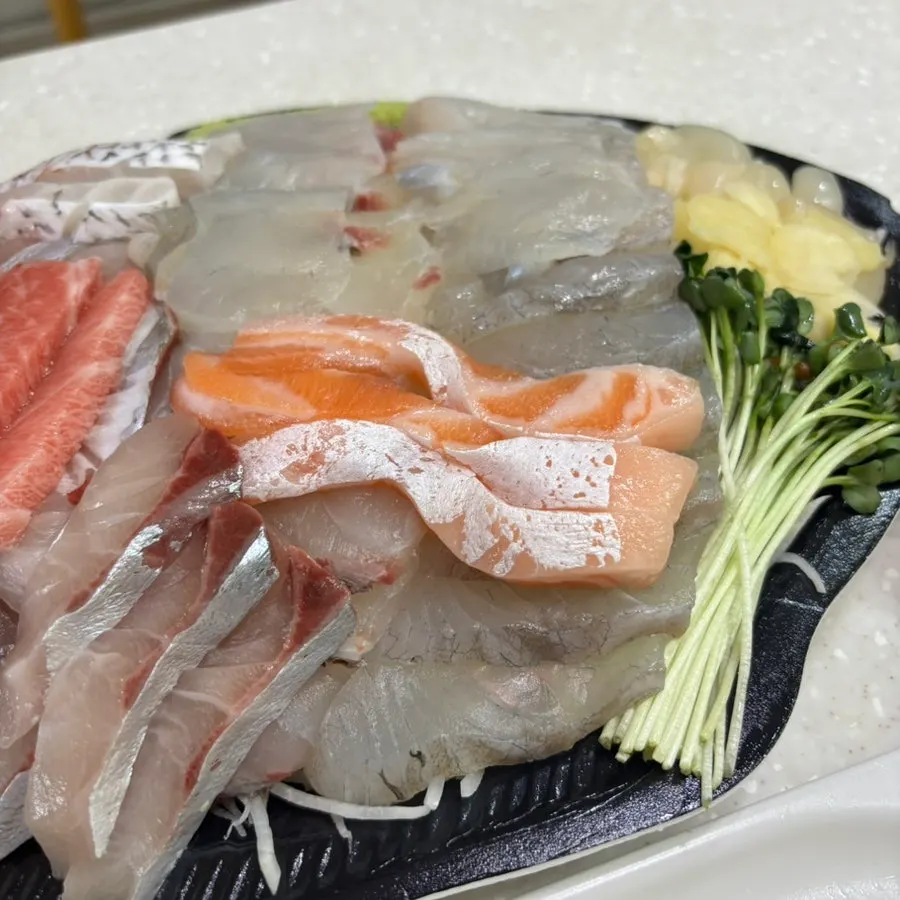 2인분 고급회 접시 클로즈업