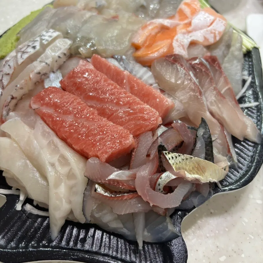 여러 어종을 한 접시에 담은 회