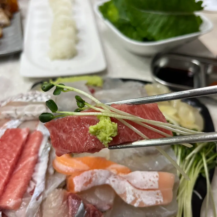 두툼하게 썰린 회 한 점