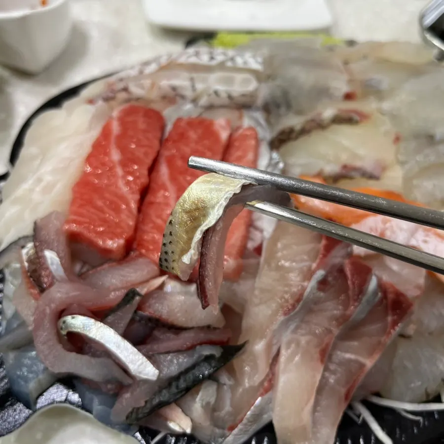 회 접시 한켠에 담긴 전어회