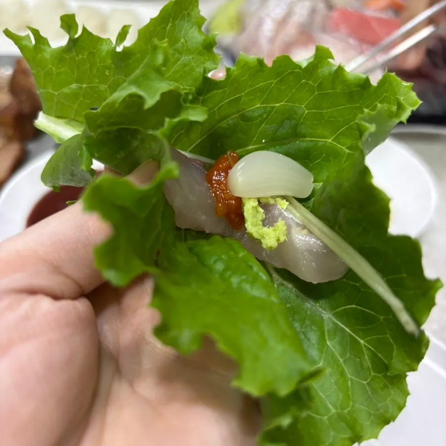 초대리 밥에 회를 올려 만든 집초밥