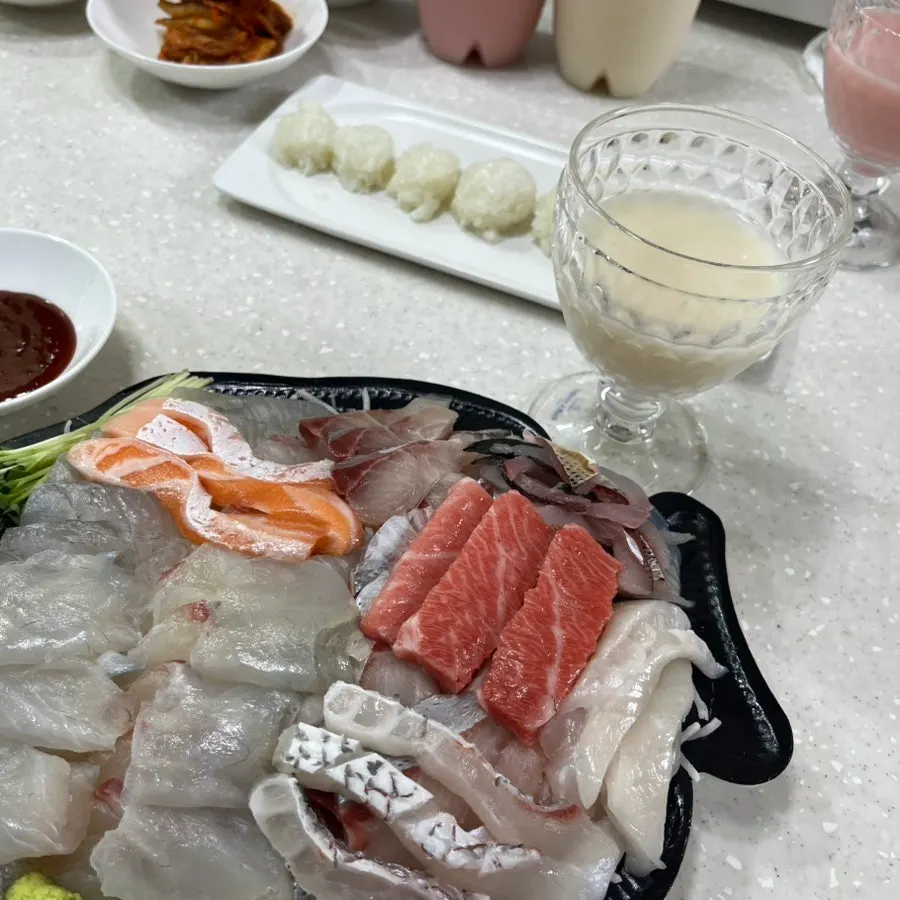회와 함께 곁들인 막걸리 한 잔