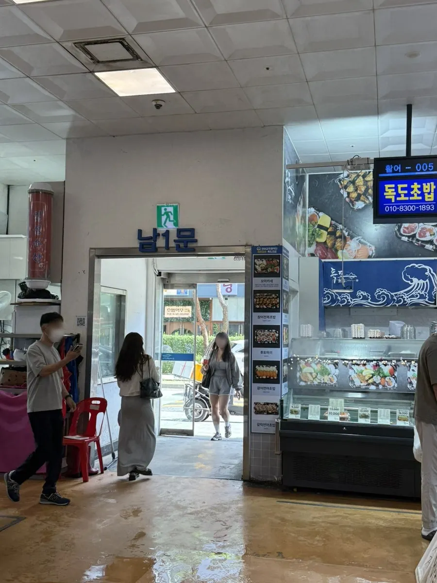 Ttangkkeut Maeul tanks at 1st floor raw fish stalls 42–43