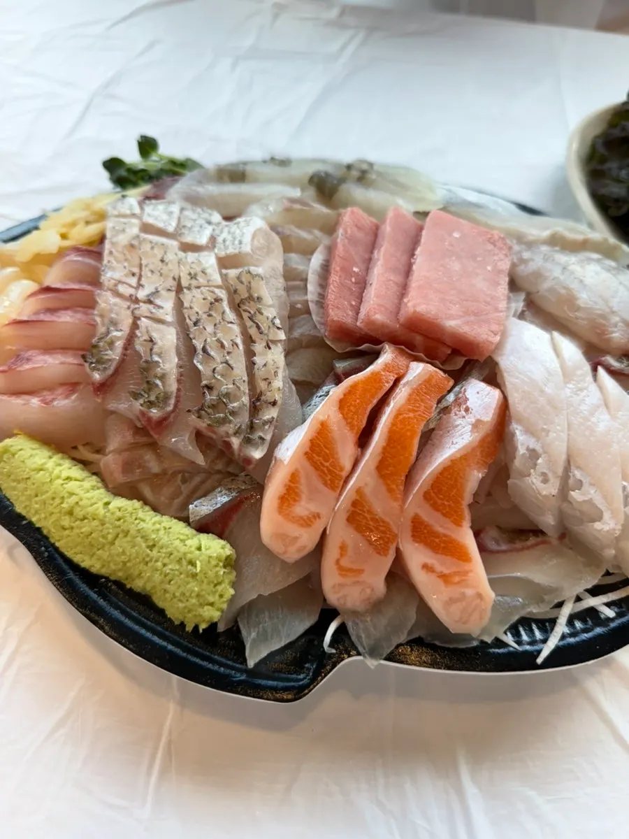 Thick-cut assorted sashimi of flounder, red seabream, and salmon