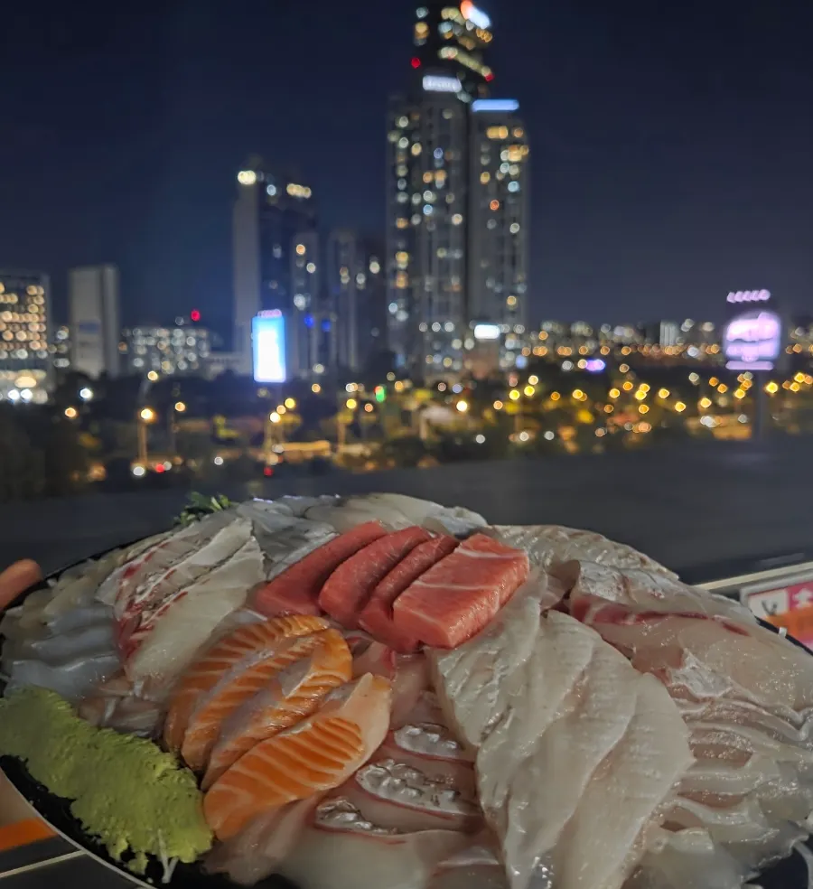 Visiting Noryangjin Fisheries Wholesale Market for takeaway sashimi