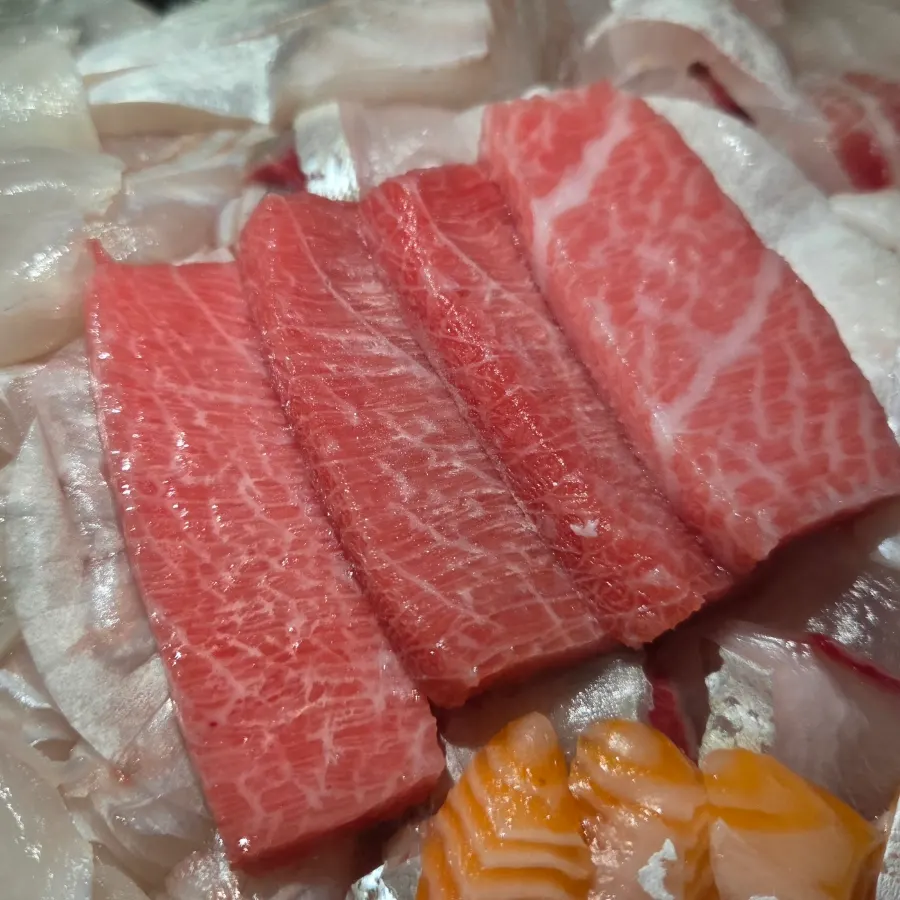Takeaway sashimi with several varieties of fish