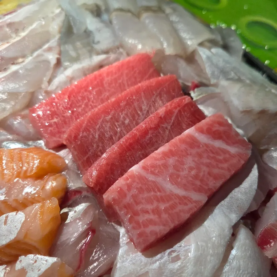 Tuna cut in the mixed sashimi platter